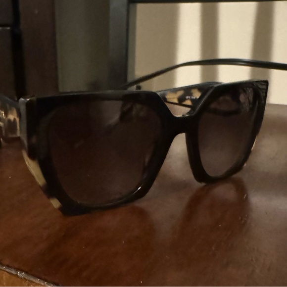 Prada women’s sunglassess - Picture 6 of 7
